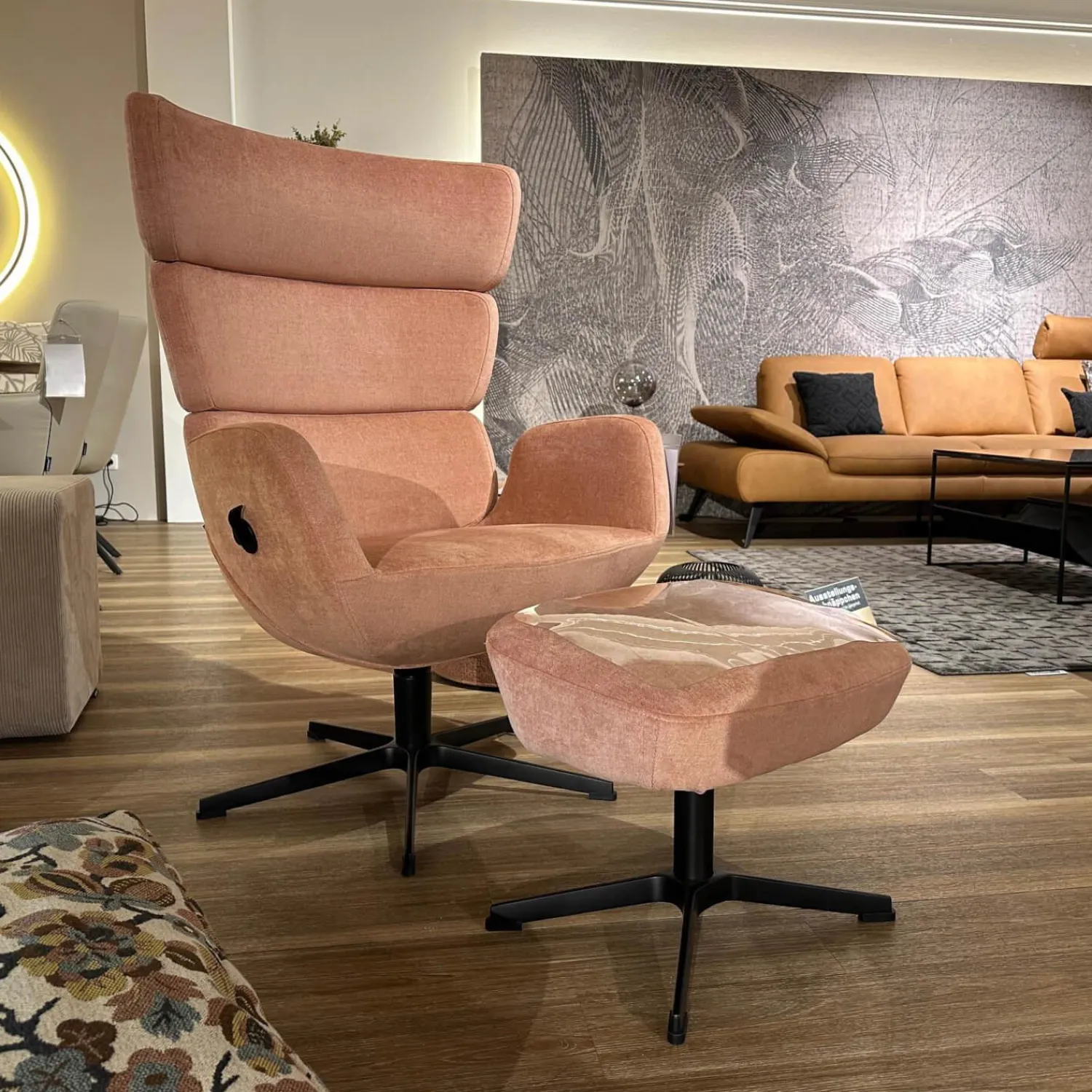 Conform Relaxsessel|Sessel Turtle Stoff Velvety 1456 32 Peach Rosa Drehgestell Schwarz Lackiert Mit Hocker Und Verstellbarer Lehne