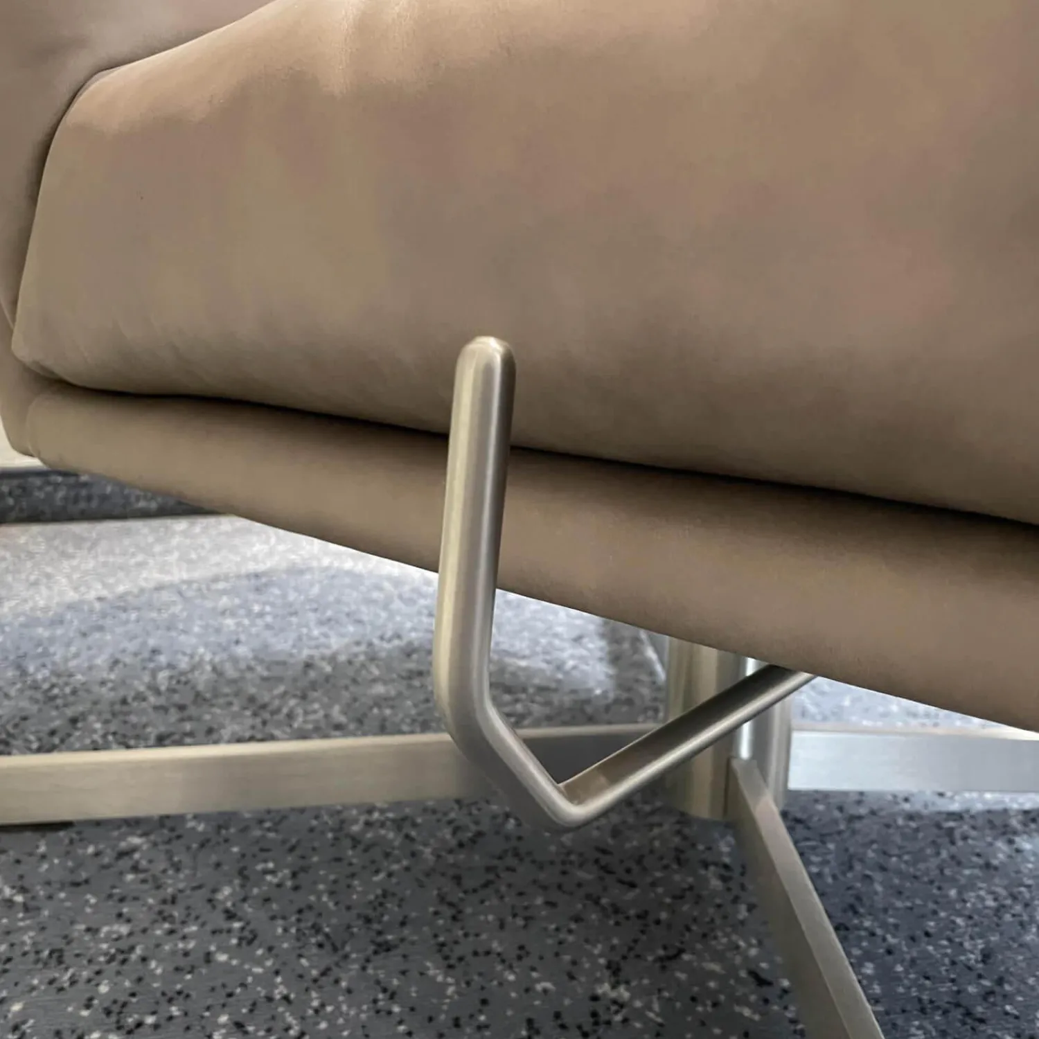 Signet Relaxsessel|Sessel Und Hocker Gin Bezug Leder Rancho Lava Mit Metallarmlehnen