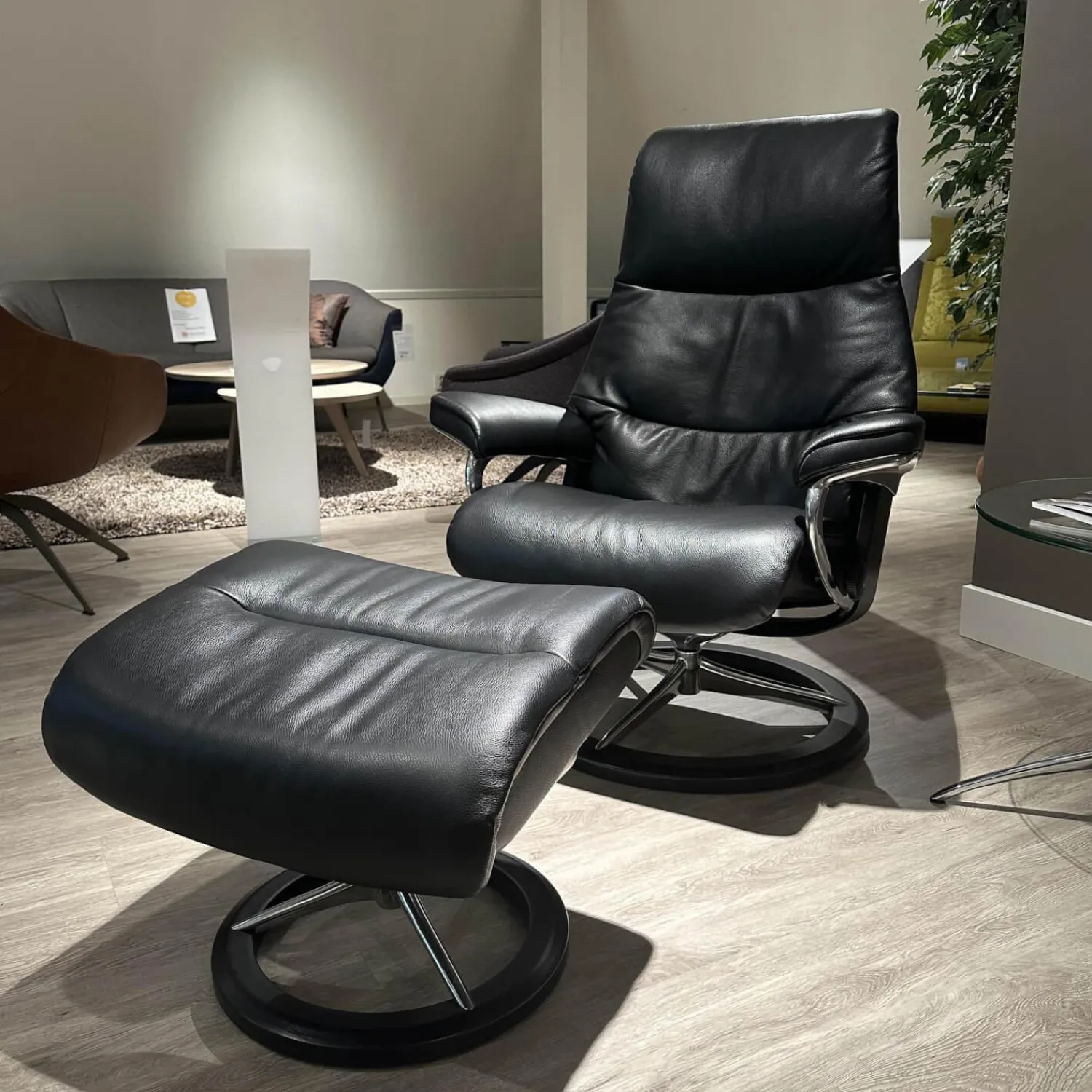 Stressless Relaxsessel|Sessel View M Bezug Cori Schwarz Untergestell Signature Metall Poliert Holz Schwarz Inklusive Hocker
