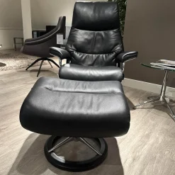 Stressless Relaxsessel|Sessel View M Bezug Cori Schwarz Untergestell Signature Metall Poliert Holz Schwarz Inklusive Hocker