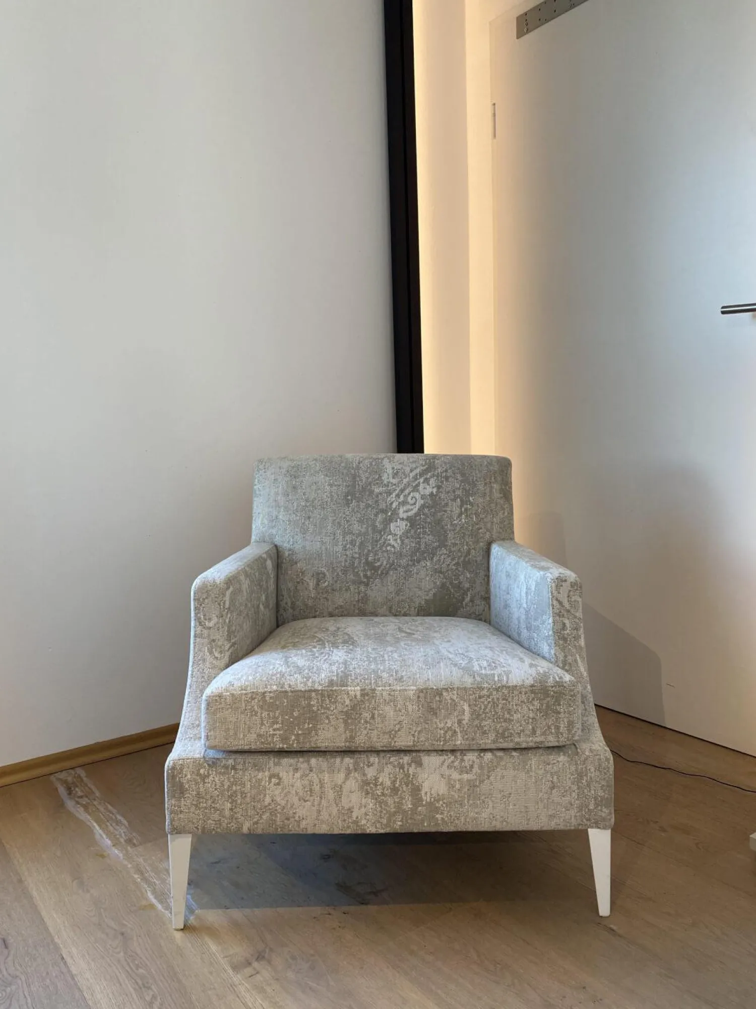 Ligne Roset Loungesessel|Sessel Voltige Stoff Weiß Grau Gemustert Füße Metall Weiß Lackiert