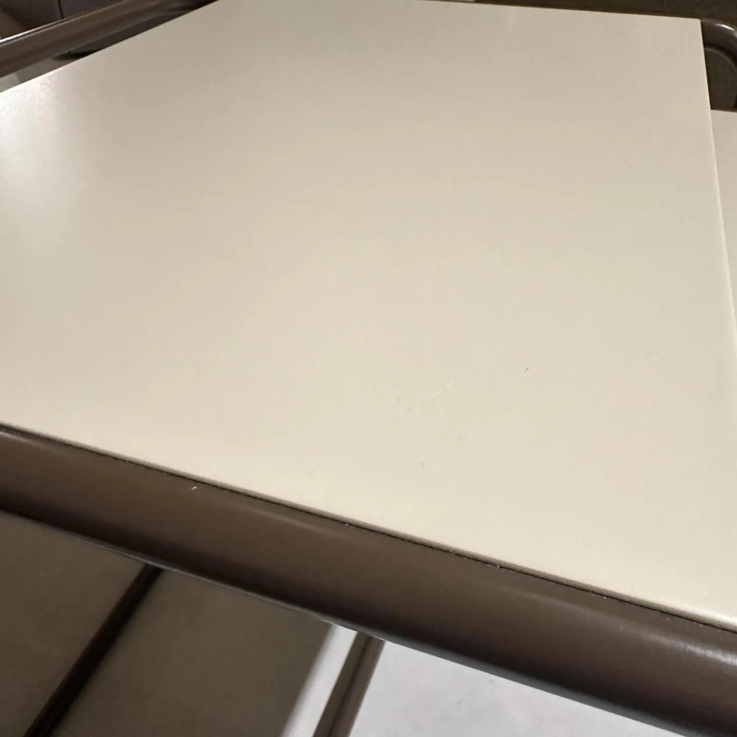 Thonet Beistelltische|Set Beistelltische B97 Gestell TS 8005 Lackiert Schokobraun Braun Platte Decklack TS 3005 Warmgrau Grau