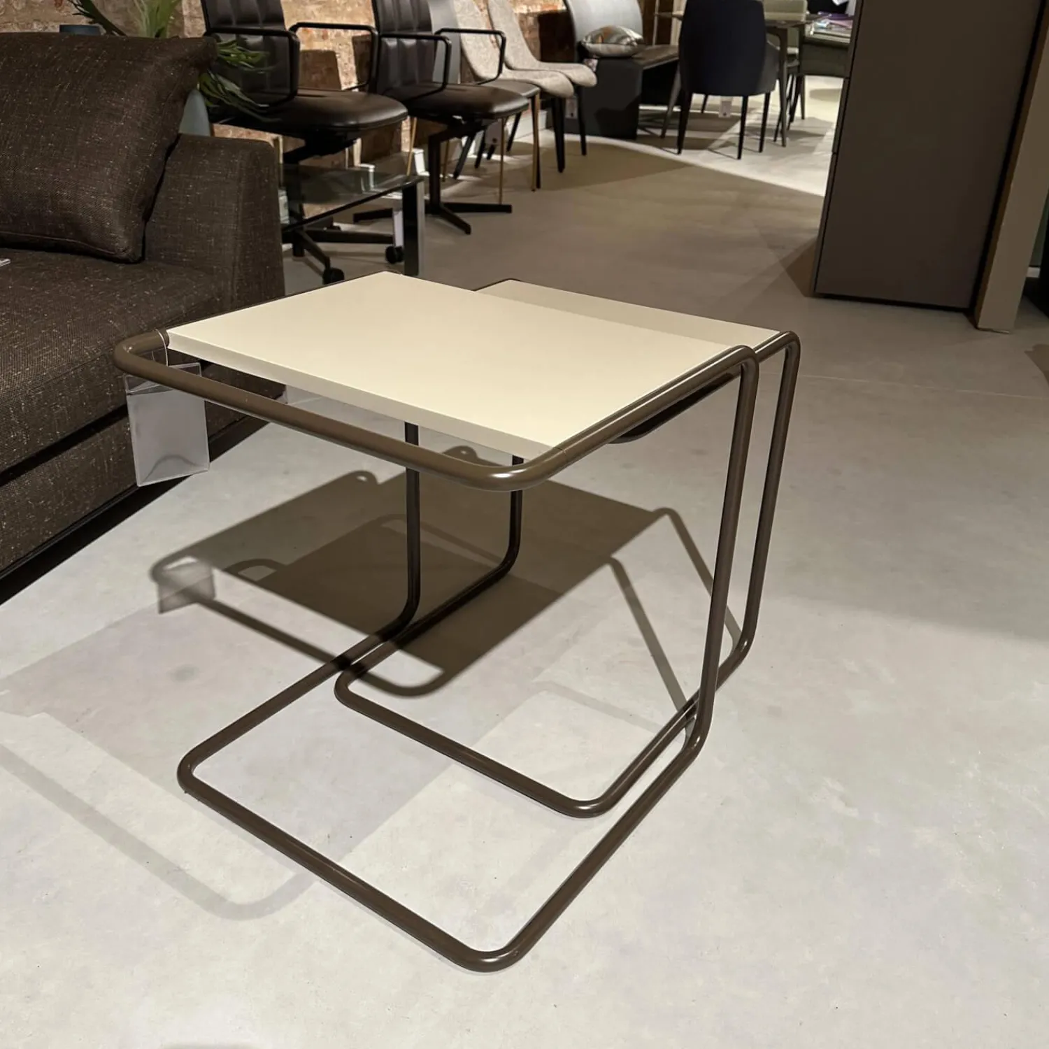 Thonet Beistelltische|Set Beistelltische B97 Gestell TS 8005 Lackiert Schokobraun Braun Platte Decklack TS 3005 Warmgrau Grau