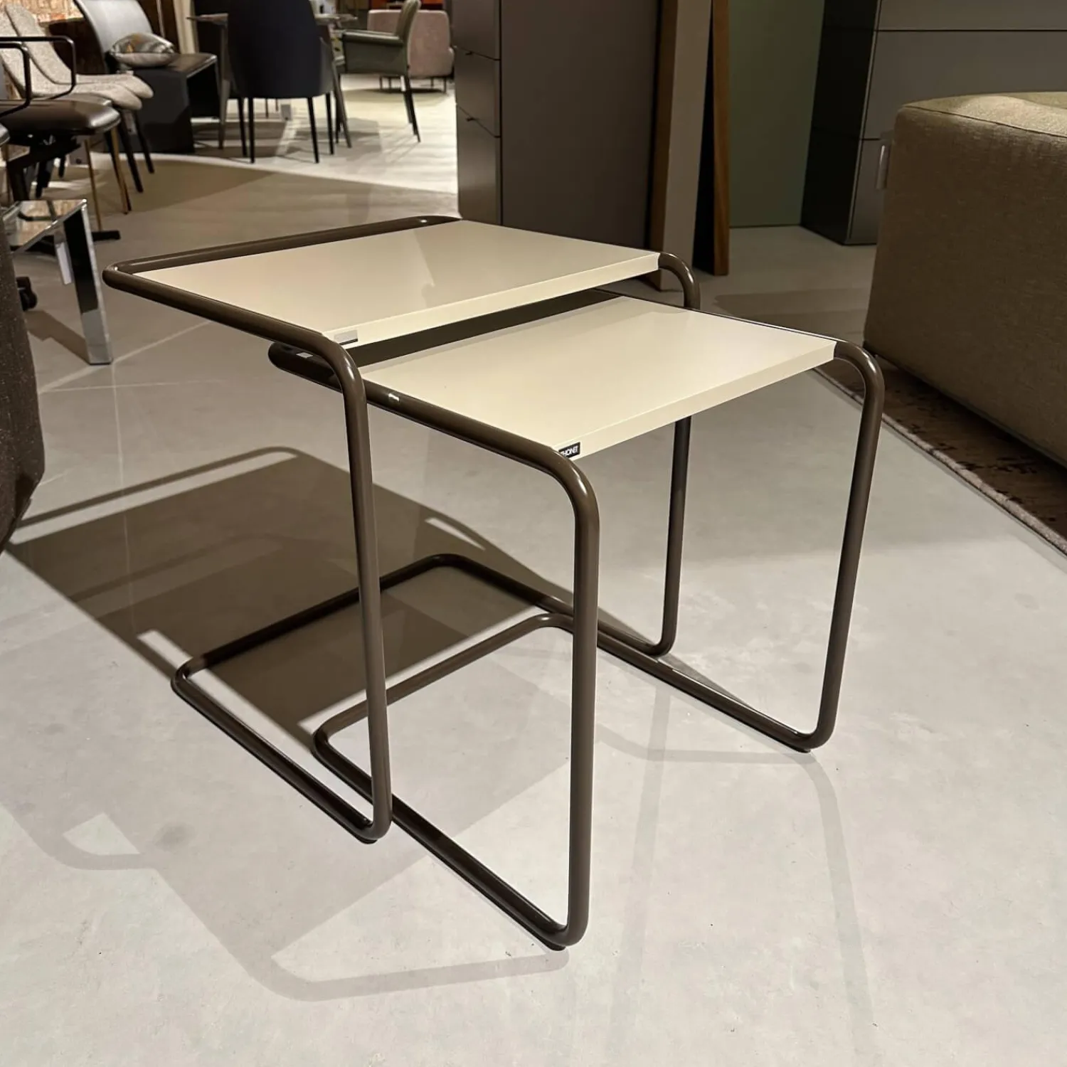 Thonet Beistelltische|Set Beistelltische B97 Gestell TS 8005 Lackiert Schokobraun Braun Platte Decklack TS 3005 Warmgrau Grau