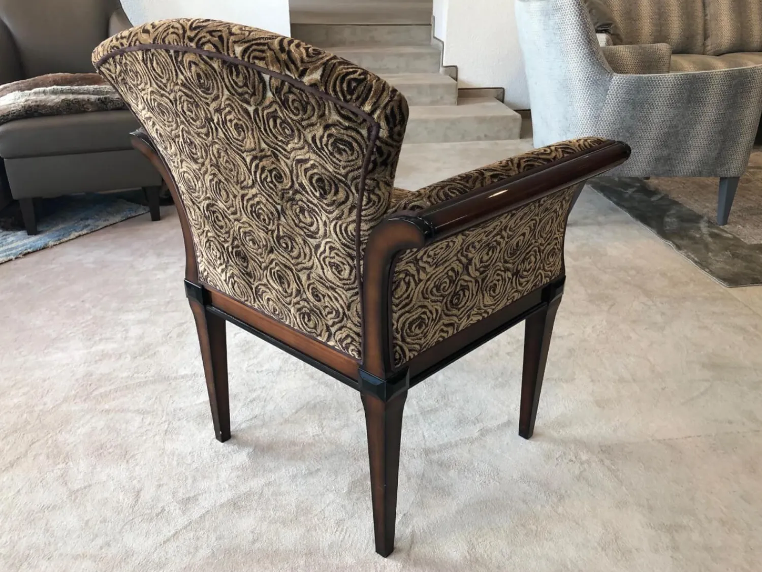 Finkeldei Relaxsessel|Sichtholzsessel Vera Stoff Montagna 3344 Braun Graubeige Gestell Sichtholz Dunkelbraun