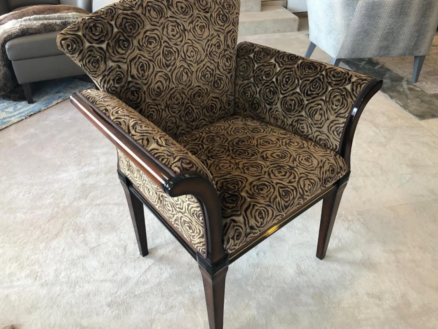 Finkeldei Relaxsessel|Sichtholzsessel Vera Stoff Montagna 3344 Braun Graubeige Gestell Sichtholz Dunkelbraun