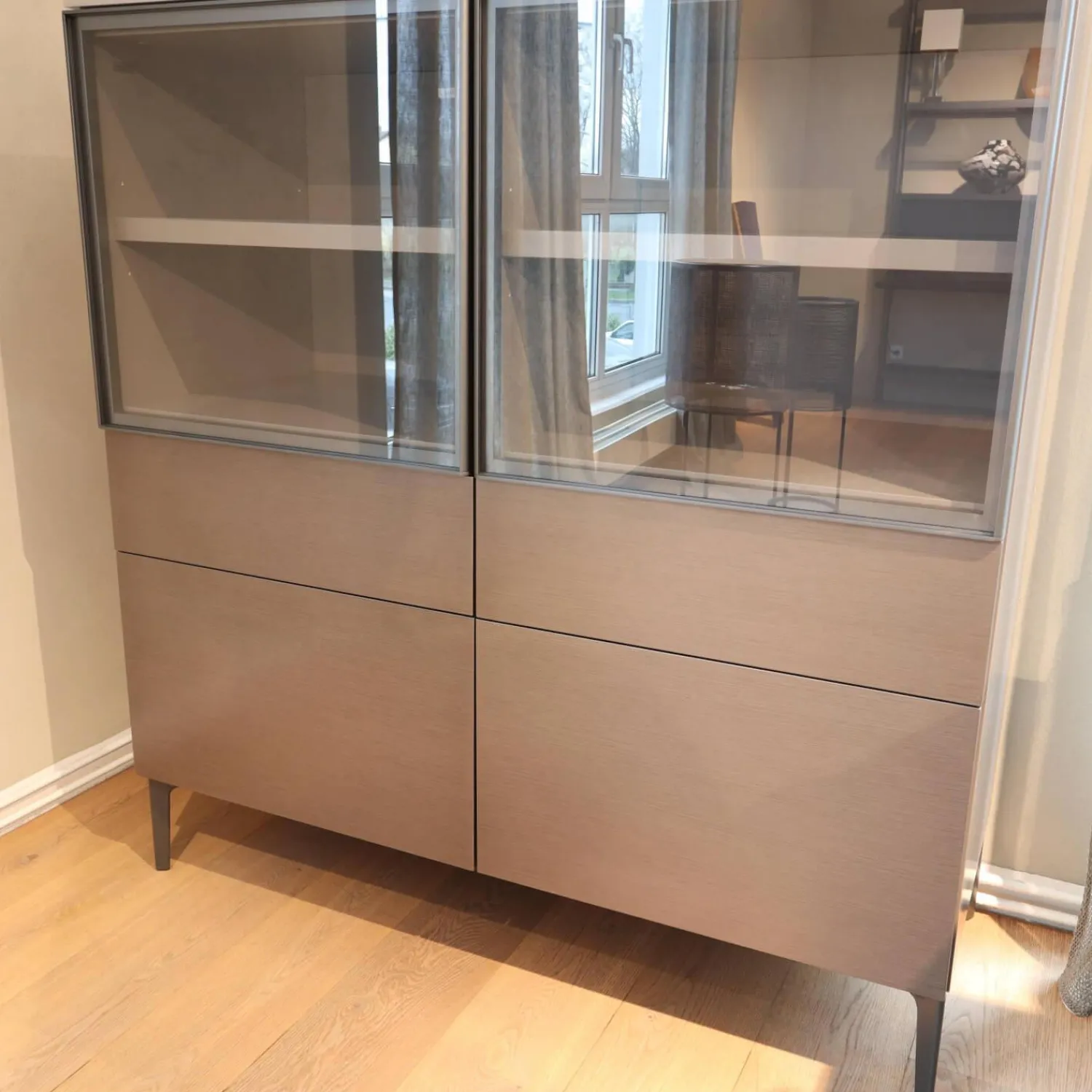 Molteni & C Vitrinen & Highboards|Sideboard 505 Korpus Dolomiti Grau Fronten Glaze Glastüren Zinnfarbig Abdeckplatte Taubengrau Metallgestell Zinnfarbig