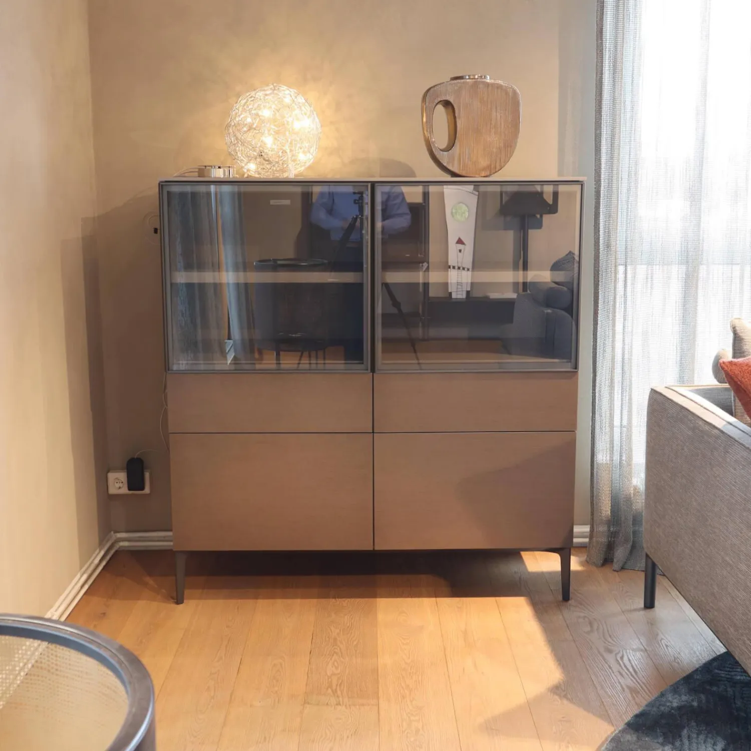 Molteni & C Vitrinen & Highboards|Sideboard 505 Korpus Dolomiti Grau Fronten Glaze Glastüren Zinnfarbig Abdeckplatte Taubengrau Metallgestell Zinnfarbig