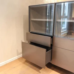 Molteni & C Vitrinen & Highboards|Sideboard 505 Korpus Dolomiti Grau Fronten Glaze Glastüren Zinnfarbig Abdeckplatte Taubengrau Metallgestell Zinnfarbig