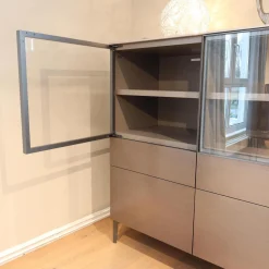 Molteni & C Vitrinen & Highboards|Sideboard 505 Korpus Dolomiti Grau Fronten Glaze Glastüren Zinnfarbig Abdeckplatte Taubengrau Metallgestell Zinnfarbig