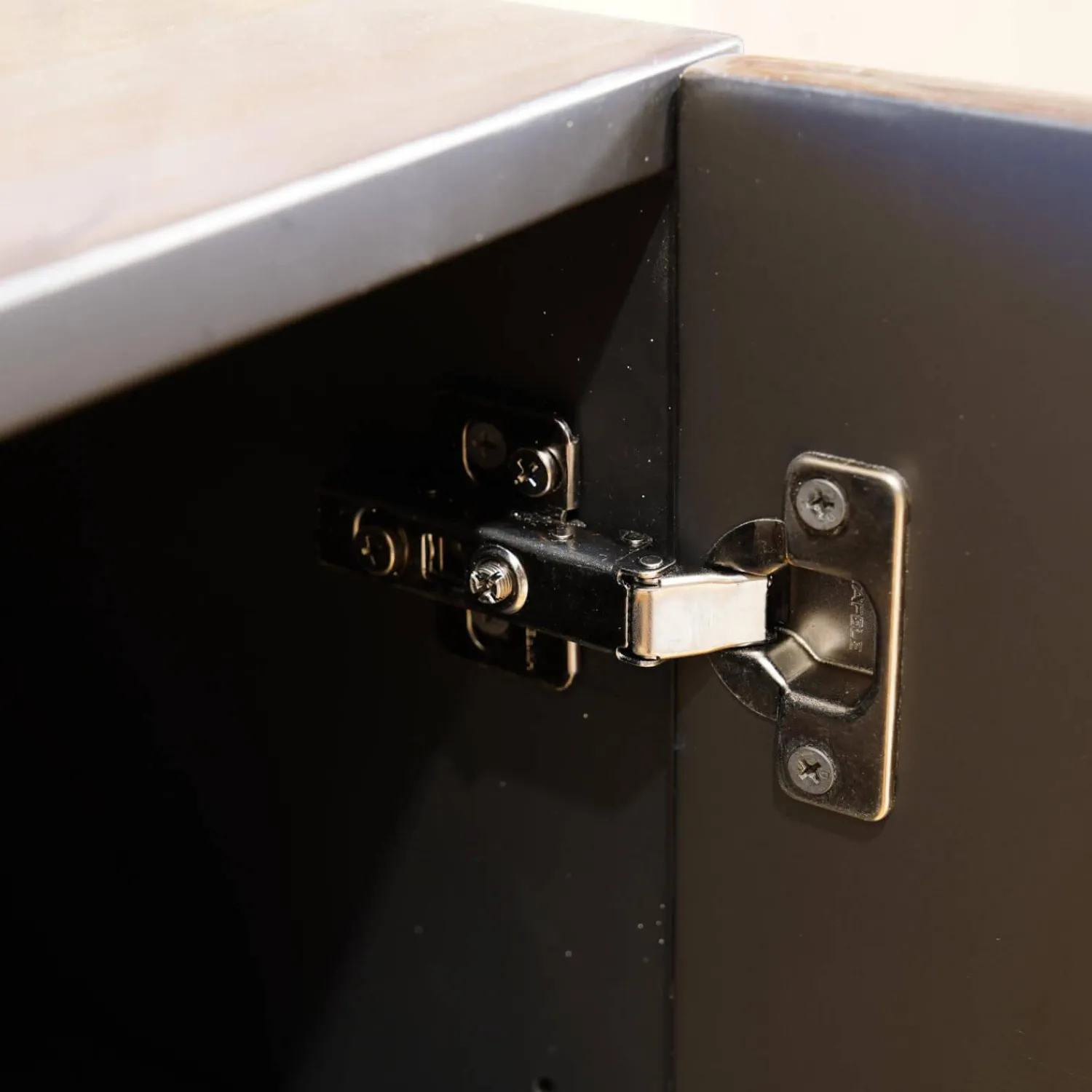 Lambert Kommoden & Sideboards|Sideboard Barney Außen Bananenblatt Grau Gefärbt Innen Lack Schwarz Metallgestell Pulverbeschichtet Schwarz