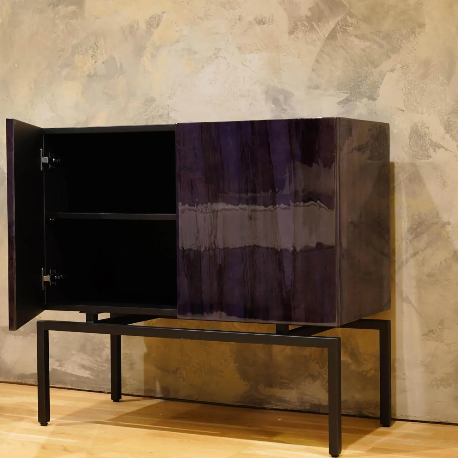 Lambert Kommoden & Sideboards|Sideboard Barney Außen Bananenblatt Grau Gefärbt Innen Lack Schwarz Metallgestell Pulverbeschichtet Schwarz