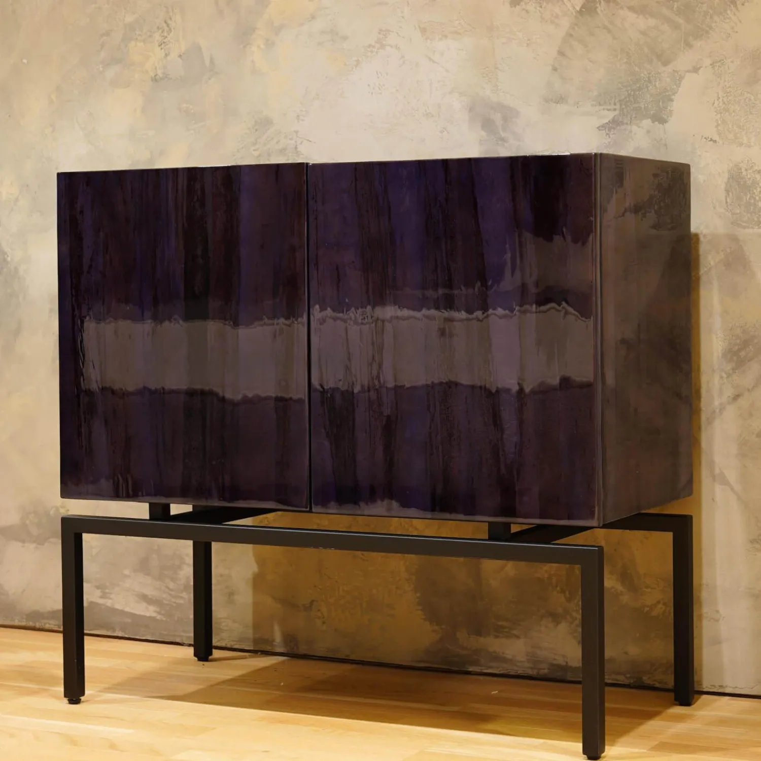 Lambert Kommoden & Sideboards|Sideboard Barney Außen Bananenblatt Grau Gefärbt Innen Lack Schwarz Metallgestell Pulverbeschichtet Schwarz