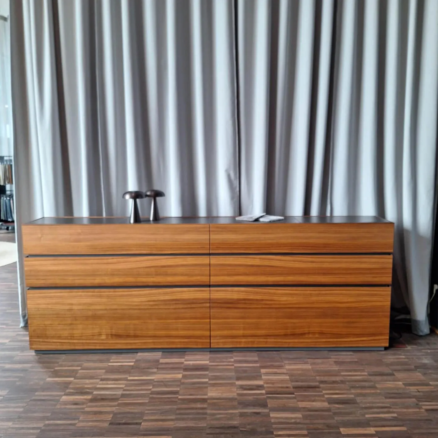 Interlübke Kommoden & Sideboards|Sideboard Cube Nussbaum Canela Geölt Lederauflage Dunkelbraun Sockel Grau