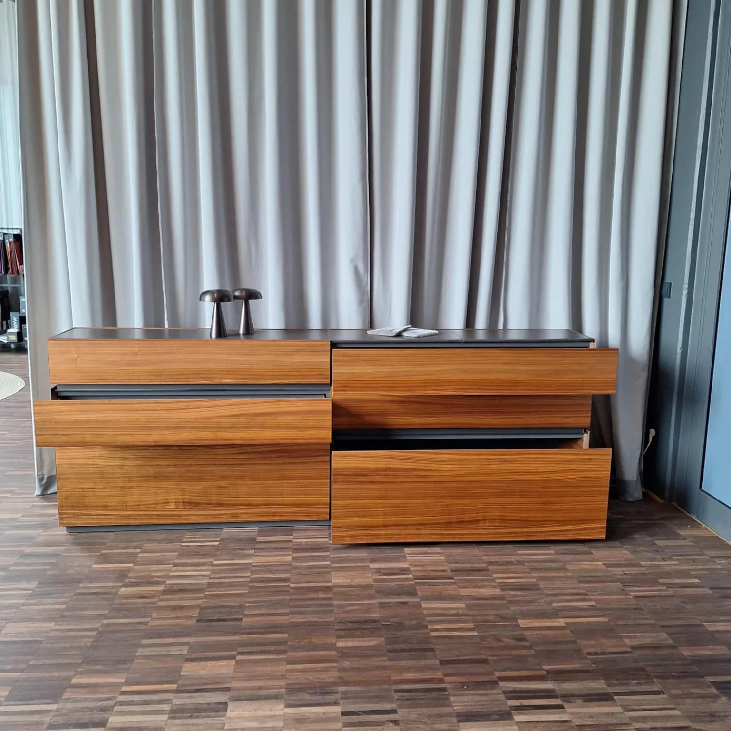 Interlübke Kommoden & Sideboards|Sideboard Cube Nussbaum Canela Geölt Lederauflage Dunkelbraun Sockel Grau