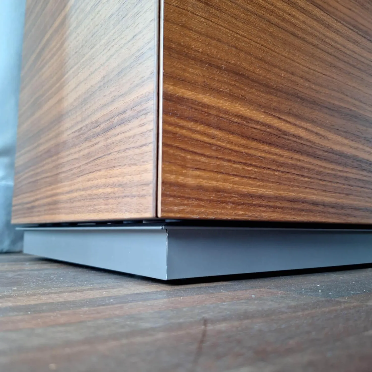 Interlübke Kommoden & Sideboards|Sideboard Cube Nussbaum Canela Geölt Lederauflage Dunkelbraun Sockel Grau