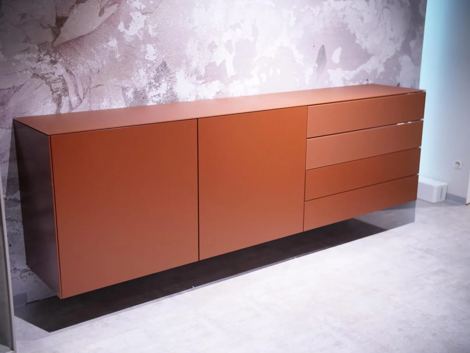Sudbrock Kommoden & Sideboards|Sideboard Cubo Glattlack Ziegelrot Rot Mit Glasplatte Gefrostet