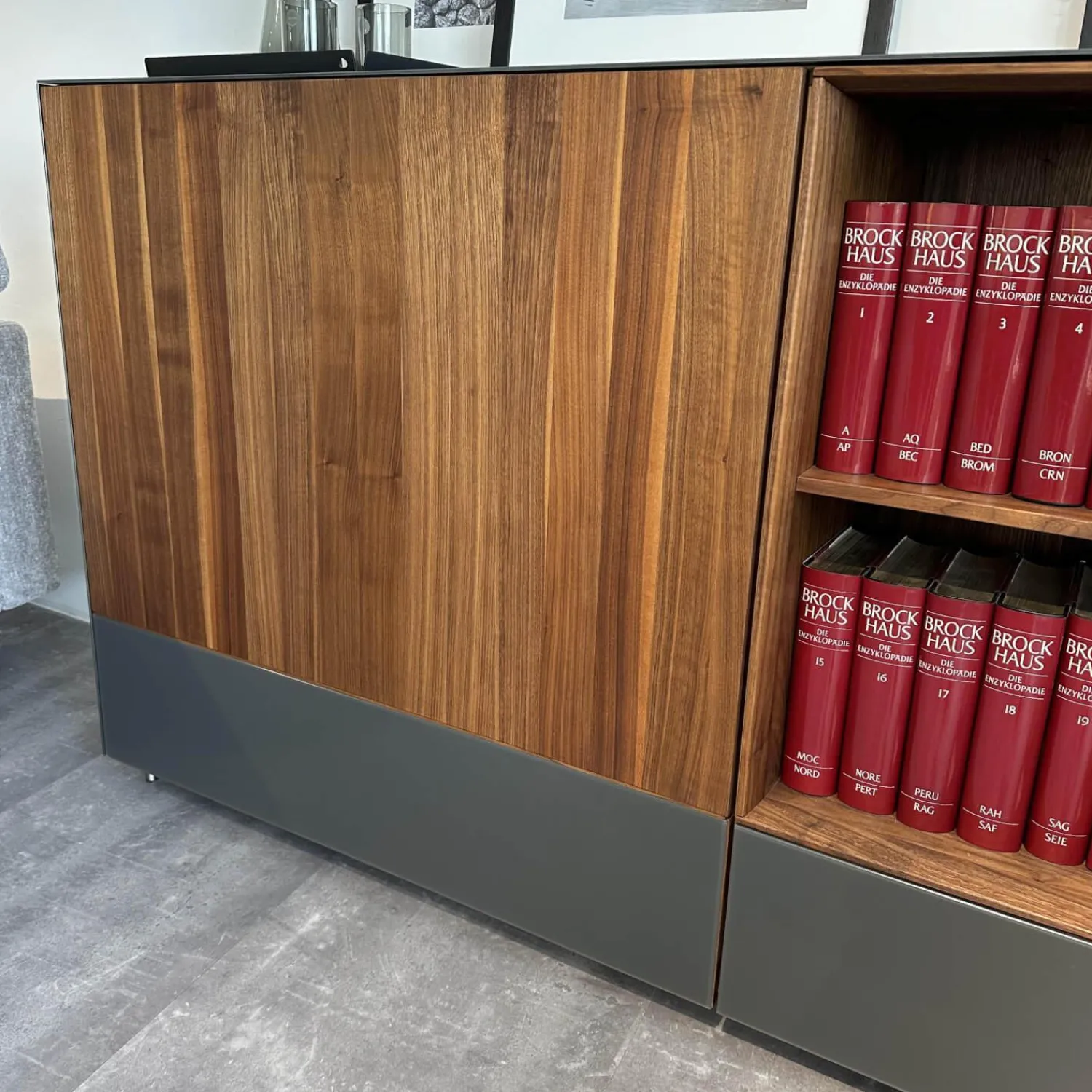 Team 7 Kommoden & Sideboards|Sideboard Cubus Pure Nussbaum Natur Geölt Inne Buche Farbglas Graphitgrau Matt Inklusive Steckdose