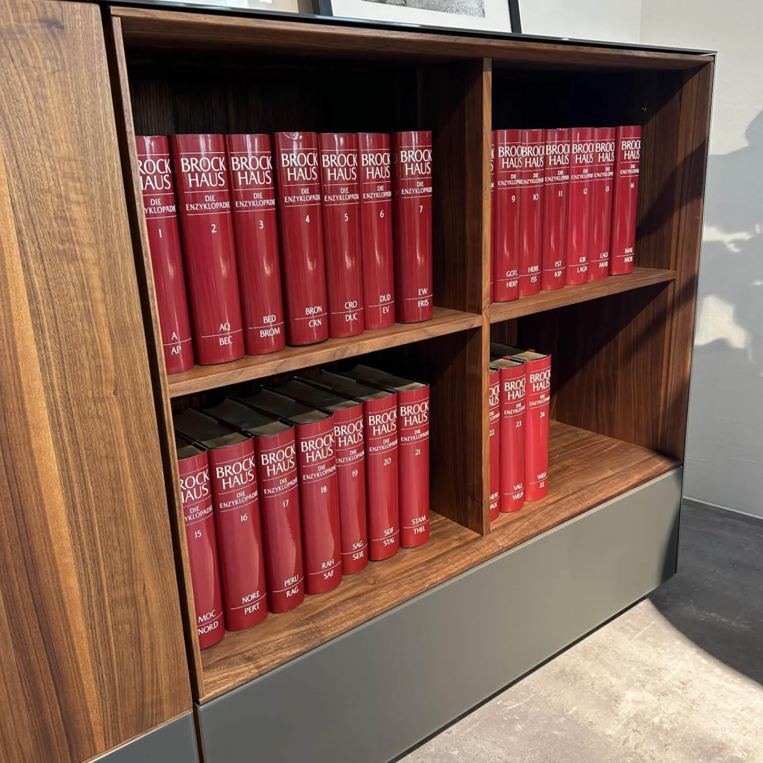 Team 7 Kommoden & Sideboards|Sideboard Cubus Pure Nussbaum Natur Geölt Inne Buche Farbglas Graphitgrau Matt Inklusive Steckdose