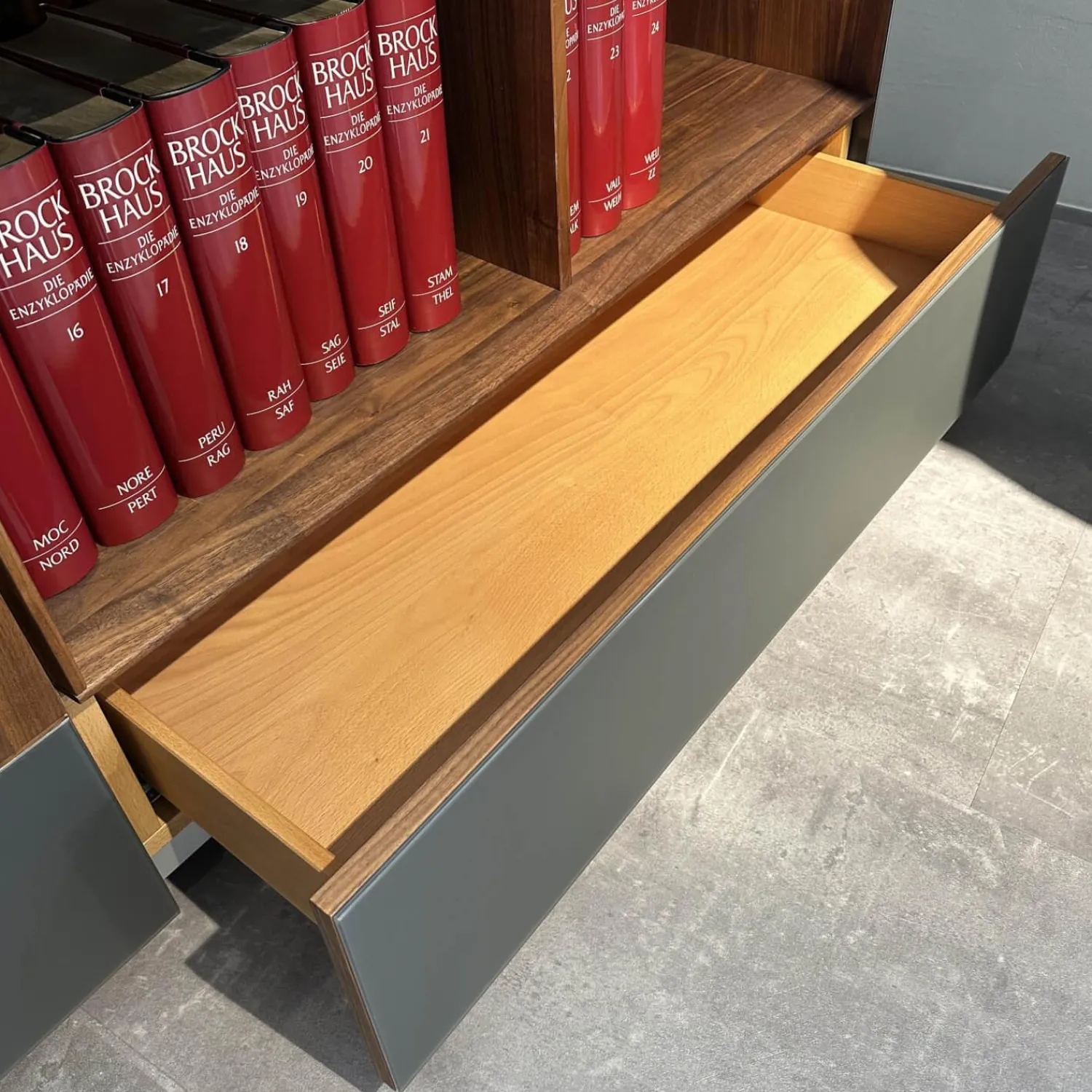 Team 7 Kommoden & Sideboards|Sideboard Cubus Pure Nussbaum Natur Geölt Inne Buche Farbglas Graphitgrau Matt Inklusive Steckdose