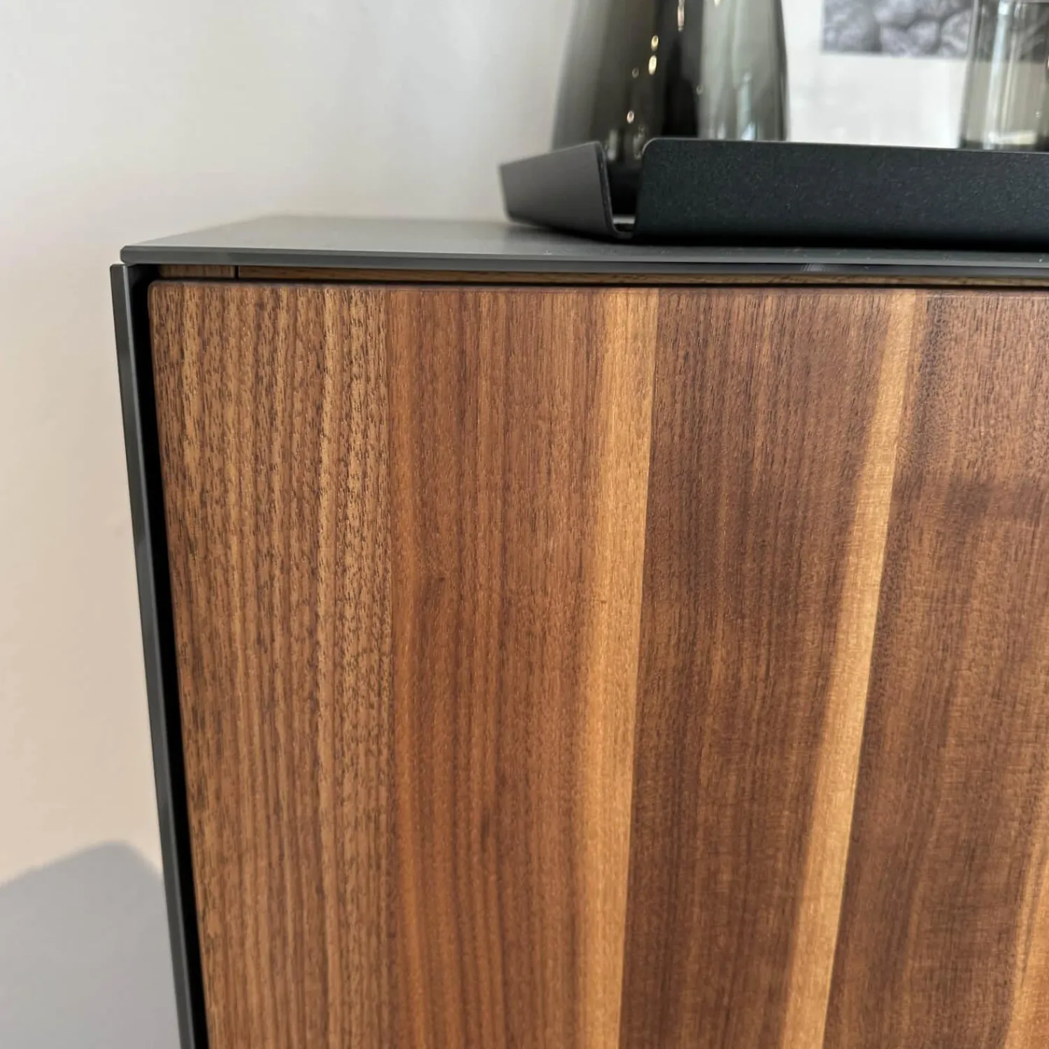 Team 7 Kommoden & Sideboards|Sideboard Cubus Pure Nussbaum Natur Geölt Inne Buche Farbglas Graphitgrau Matt Inklusive Steckdose