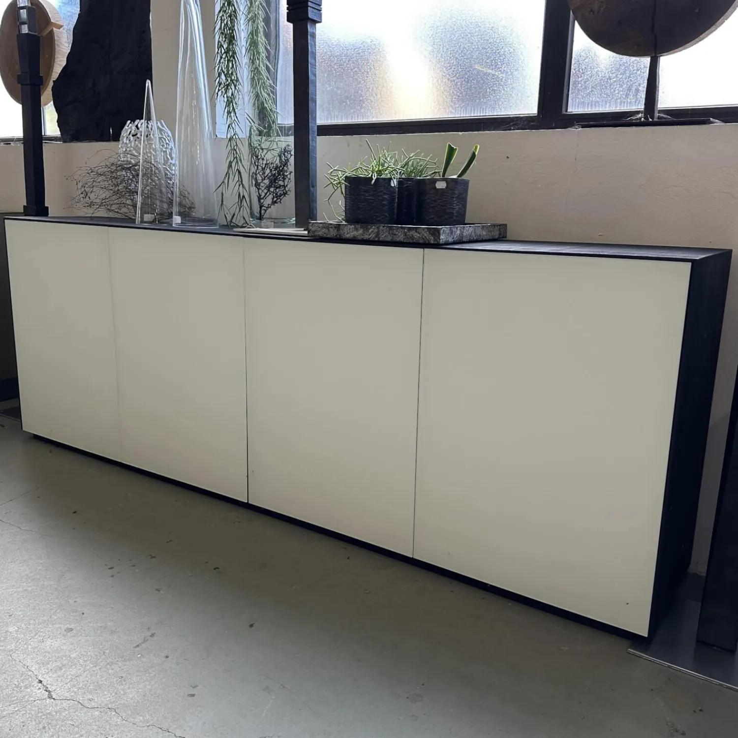 Scholtissek Kommoden & Sideboards|Sideboard Farn Front Glas 9010 Weiss Matt Außen Und Innern Schwarz Matt