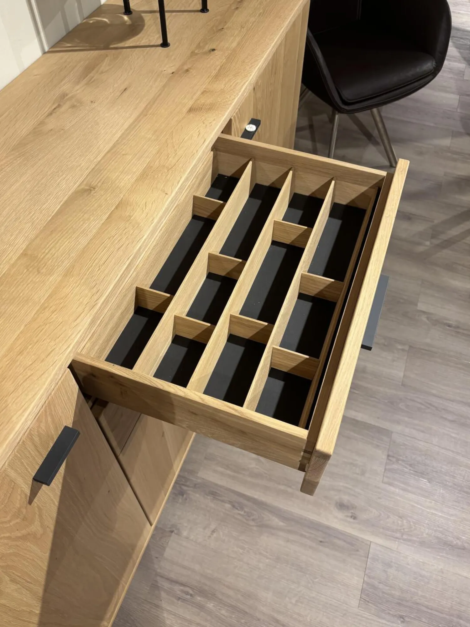 Wimmer Kommoden & Sideboards|Sideboard Filia Rustikale Asteiche Bianco Griffe Metall RAL 7021 Schwarzgrau