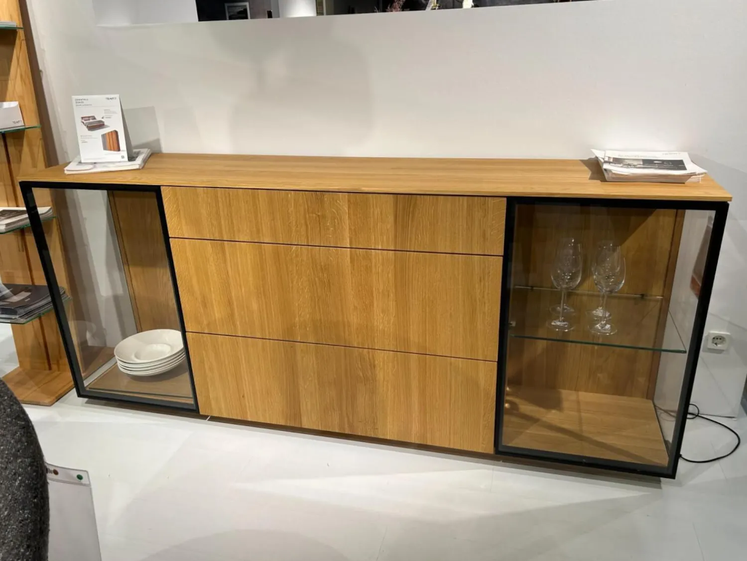 Team 7 Kommoden & Sideboards|Sideboard Filigno Eiche Naturöl Klarglas Spotfarbe Schwarz Matt