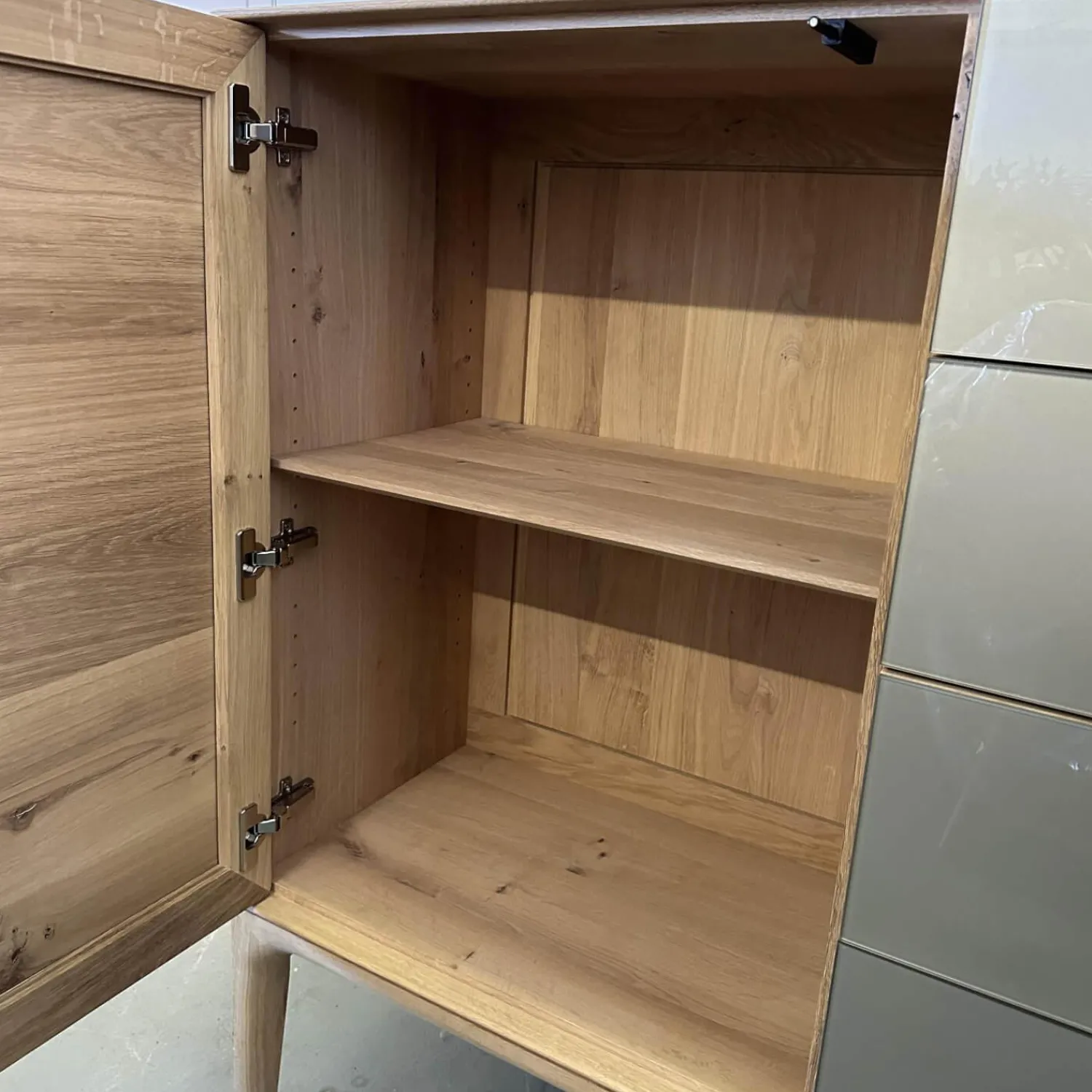 Scholtissek Kommoden & Sideboards|Sideboard Fira Knorrige Eiche Puro Geölt Glas MO 137 Platin Glänzend Grau