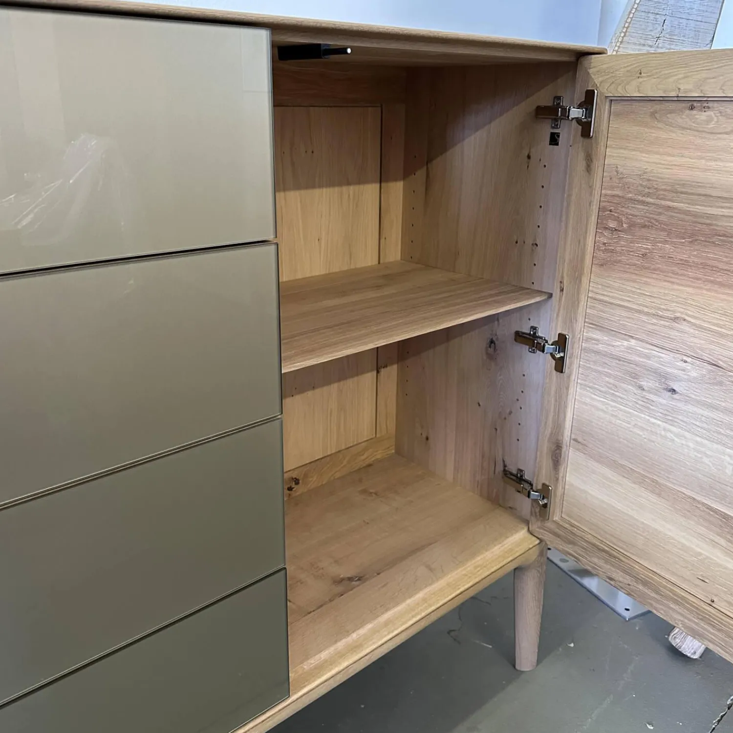 Scholtissek Kommoden & Sideboards|Sideboard Fira Knorrige Eiche Puro Geölt Glas MO 137 Platin Glänzend Grau