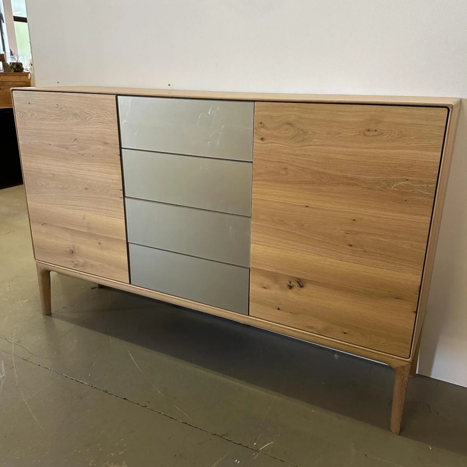 Scholtissek Kommoden & Sideboards|Sideboard Fira Knorrige Eiche Puro Geölt Glas MO 137 Platin Glänzend Grau