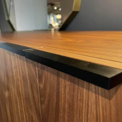 Pastoe Kommoden & Sideboards|Sideboard Frame Roger 4 Türig Nussbaum Funiert Gestell und Griffe Metall Schwarz Lackiert Böden Schwarz
