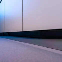 Christine Kröncke Kommoden & Sideboards|Sideboard GAP 23LI Lack Pearl Matt Sockel Spiegelschichtstoff Chrom Glänzen mit Spiegel