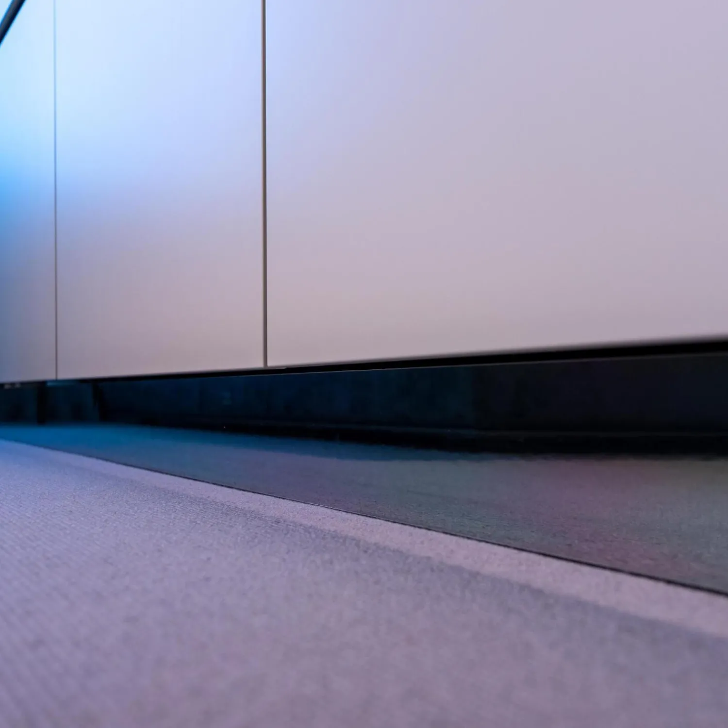 Christine Kröncke Kommoden & Sideboards|Sideboard GAP 23LI Lack Pearl Matt Sockel Spiegelschichtstoff Chrom Glänzen mit Spiegel