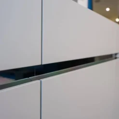 Christine Kröncke Kommoden & Sideboards|Sideboard GAP 23LI Lack Pearl Matt Sockel Spiegelschichtstoff Chrom Glänzen mit Spiegel