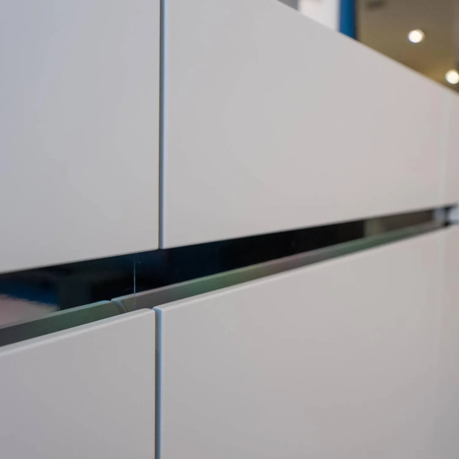 Christine Kröncke Kommoden & Sideboards|Sideboard GAP 23LI Lack Pearl Matt Sockel Spiegelschichtstoff Chrom Glänzen mit Spiegel