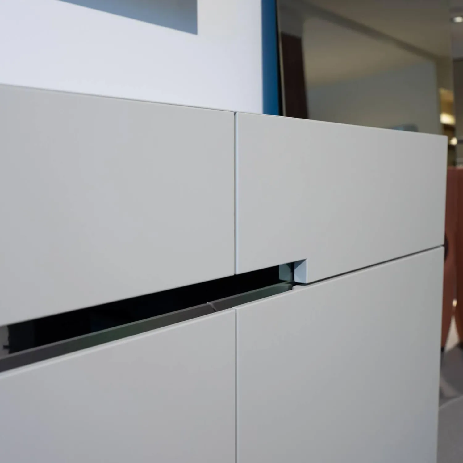 Christine Kröncke Kommoden & Sideboards|Sideboard GAP 23LI Lack Pearl Matt Sockel Spiegelschichtstoff Chrom Glänzen mit Spiegel