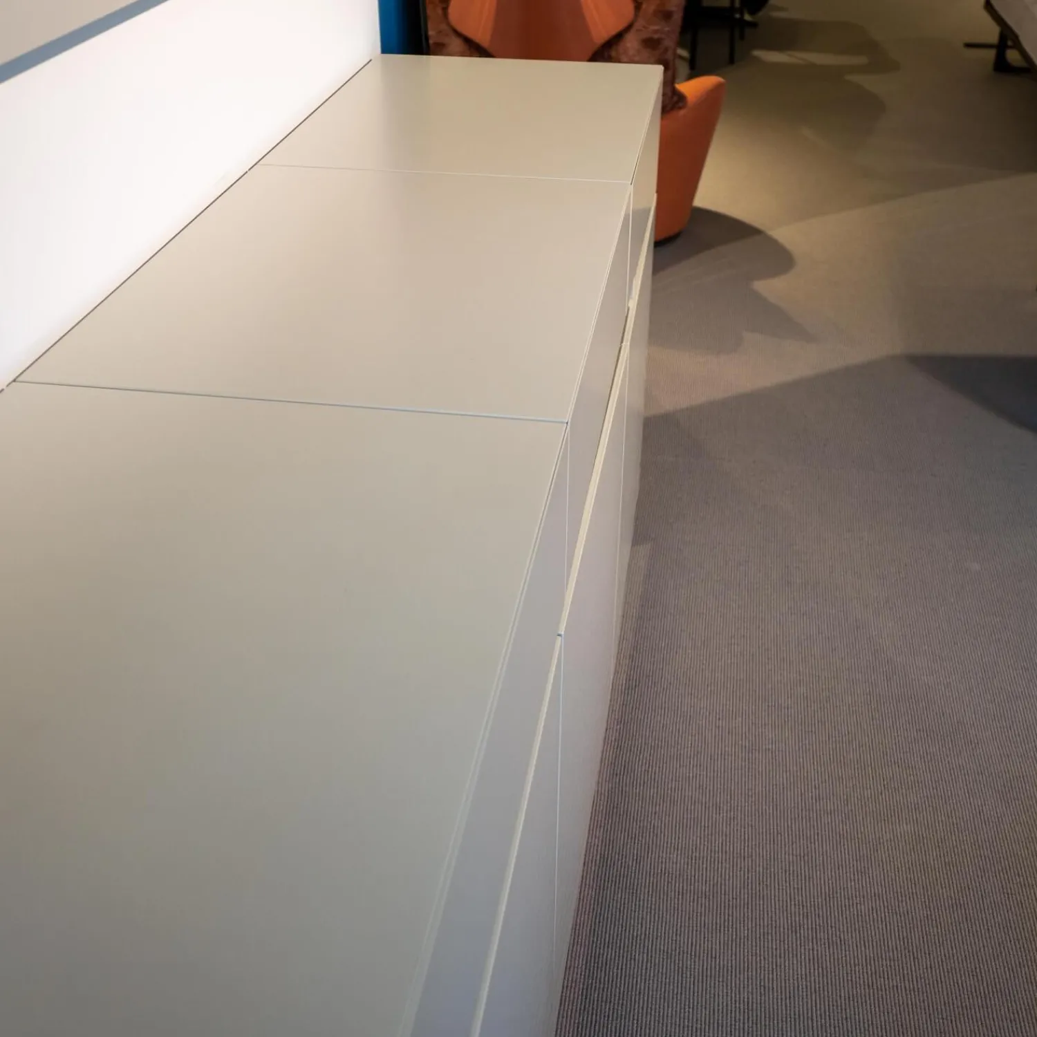 Christine Kröncke Kommoden & Sideboards|Sideboard GAP 23LI Lack Pearl Matt Sockel Spiegelschichtstoff Chrom Glänzen mit Spiegel