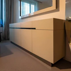 Christine Kröncke Kommoden & Sideboards|Sideboard GAP 23LI Lack Pearl Matt Sockel Spiegelschichtstoff Chrom Glänzen mit Spiegel