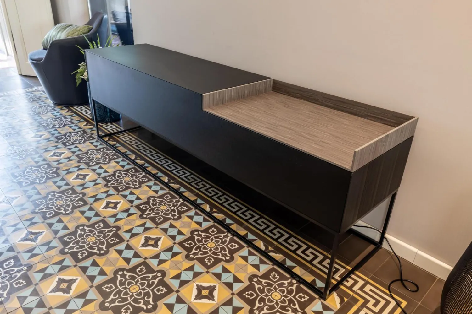 MDF Italia Kommoden & Sideboards|Sideboard Inmotion Front Massivholz Esche Schwarz Lackiert Abdeckplatte Holz Natur Grau