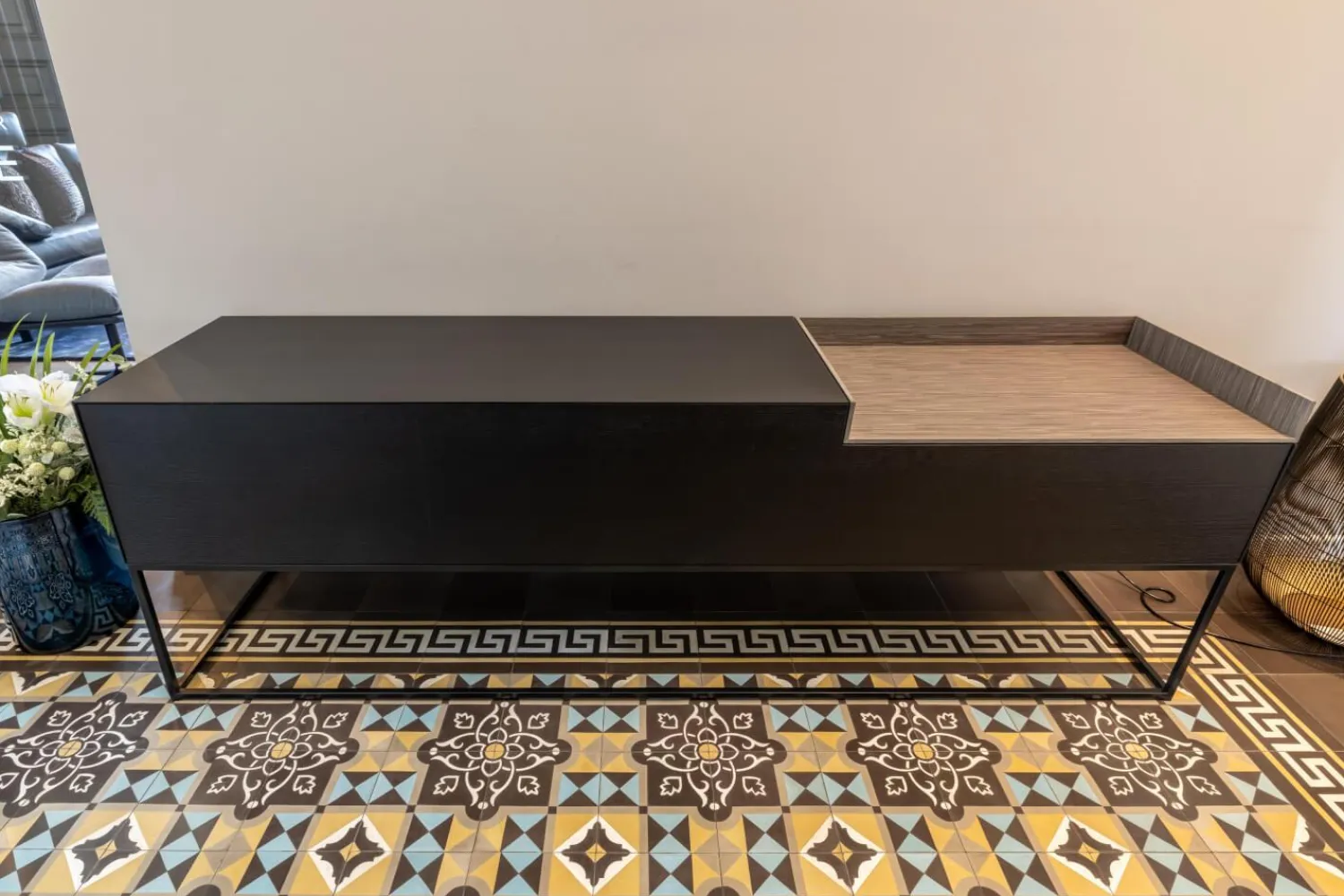 MDF Italia Kommoden & Sideboards|Sideboard Inmotion Front Massivholz Esche Schwarz Lackiert Abdeckplatte Holz Natur Grau