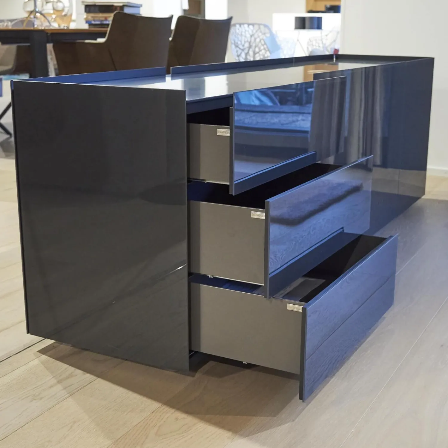 Interlübke Kommoden & Sideboards|Sideboard Jorel J 4036 Korpus Lack Matt 21 Anthrazit Front Glas Optiwhite Anthrazit S21 Lackiert