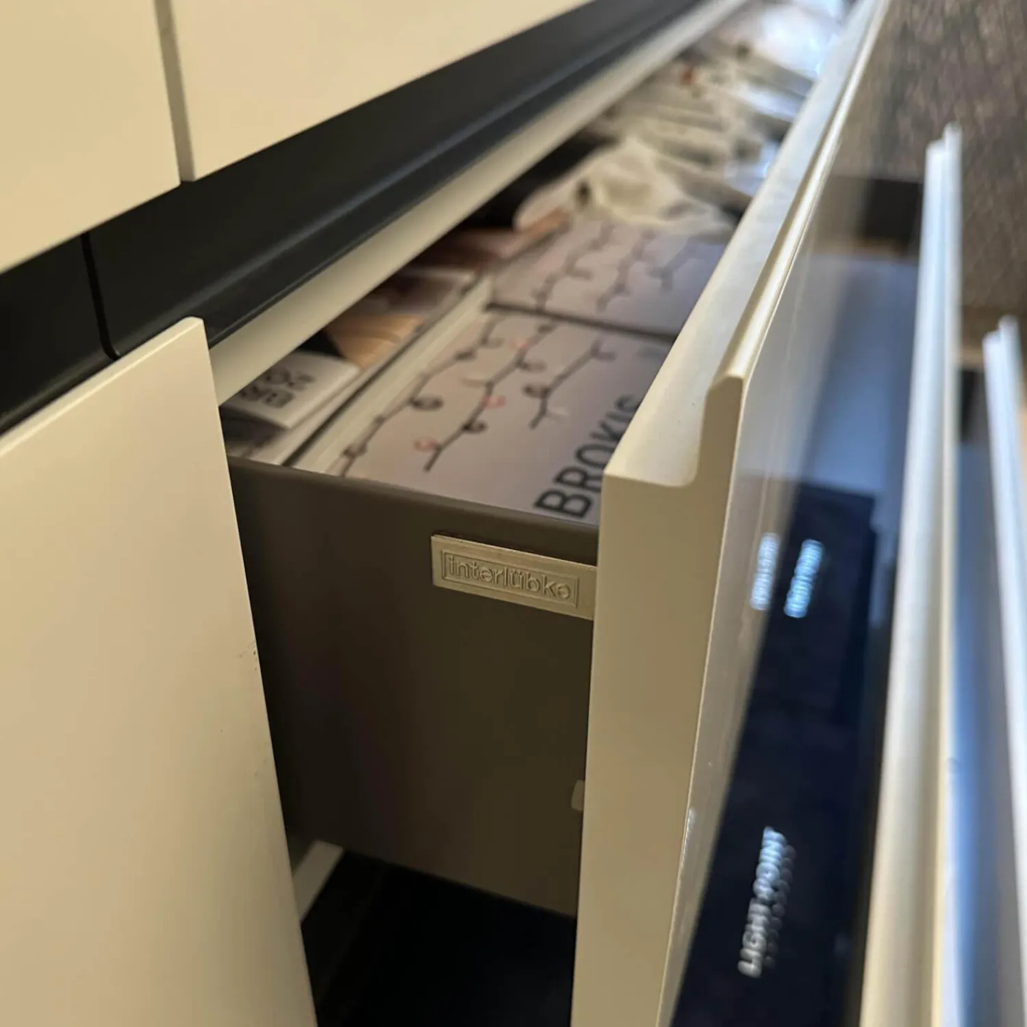 Interlübke Kommoden & Sideboards|Sideboard Just Cube Bold Front Lack Weiß Korpus Lack Anthrazit