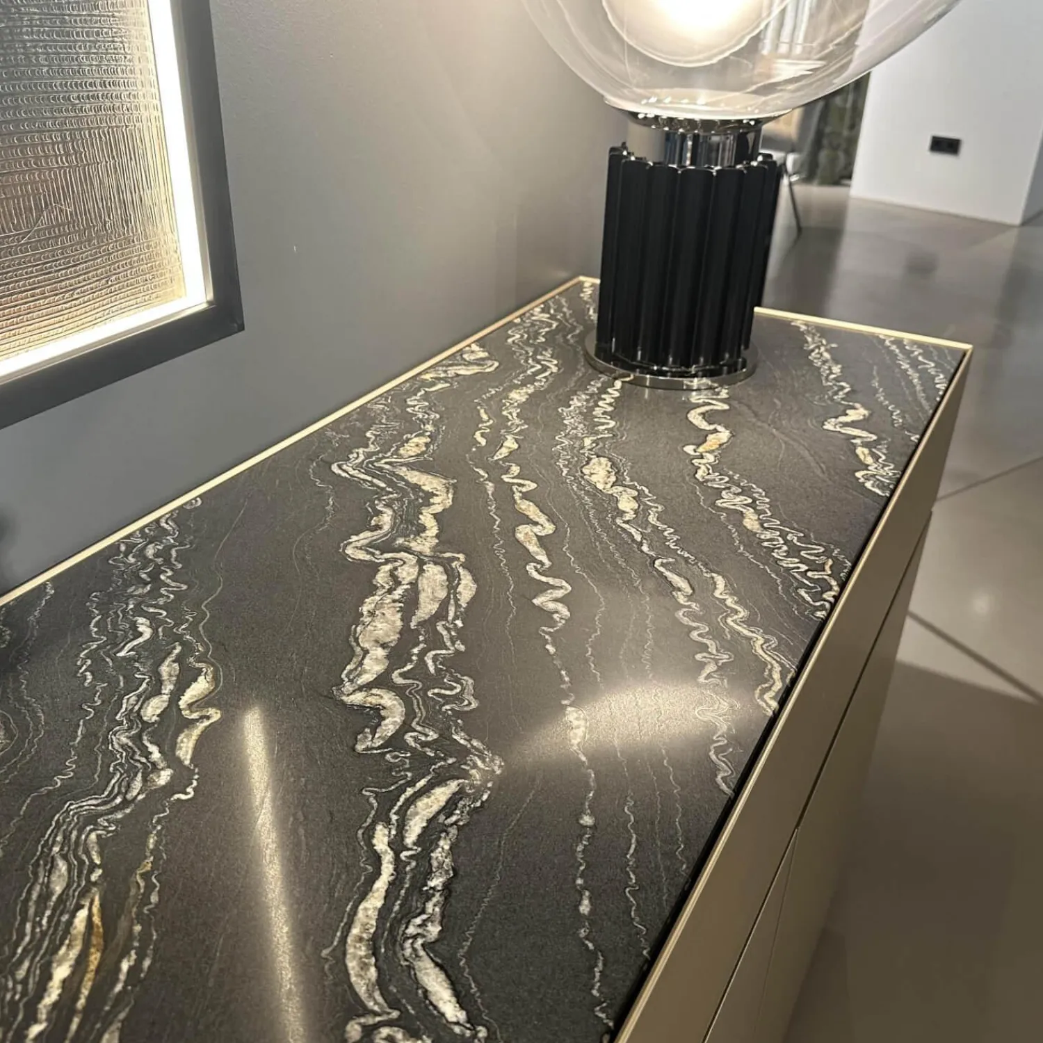 Interlübke Kommoden & Sideboards|Sideboard Just Cube Cold Lack Gold Metallic M09 Gold Abdeckplatte Stein Quarz Tropical Storm 064 Schwarz Weiß