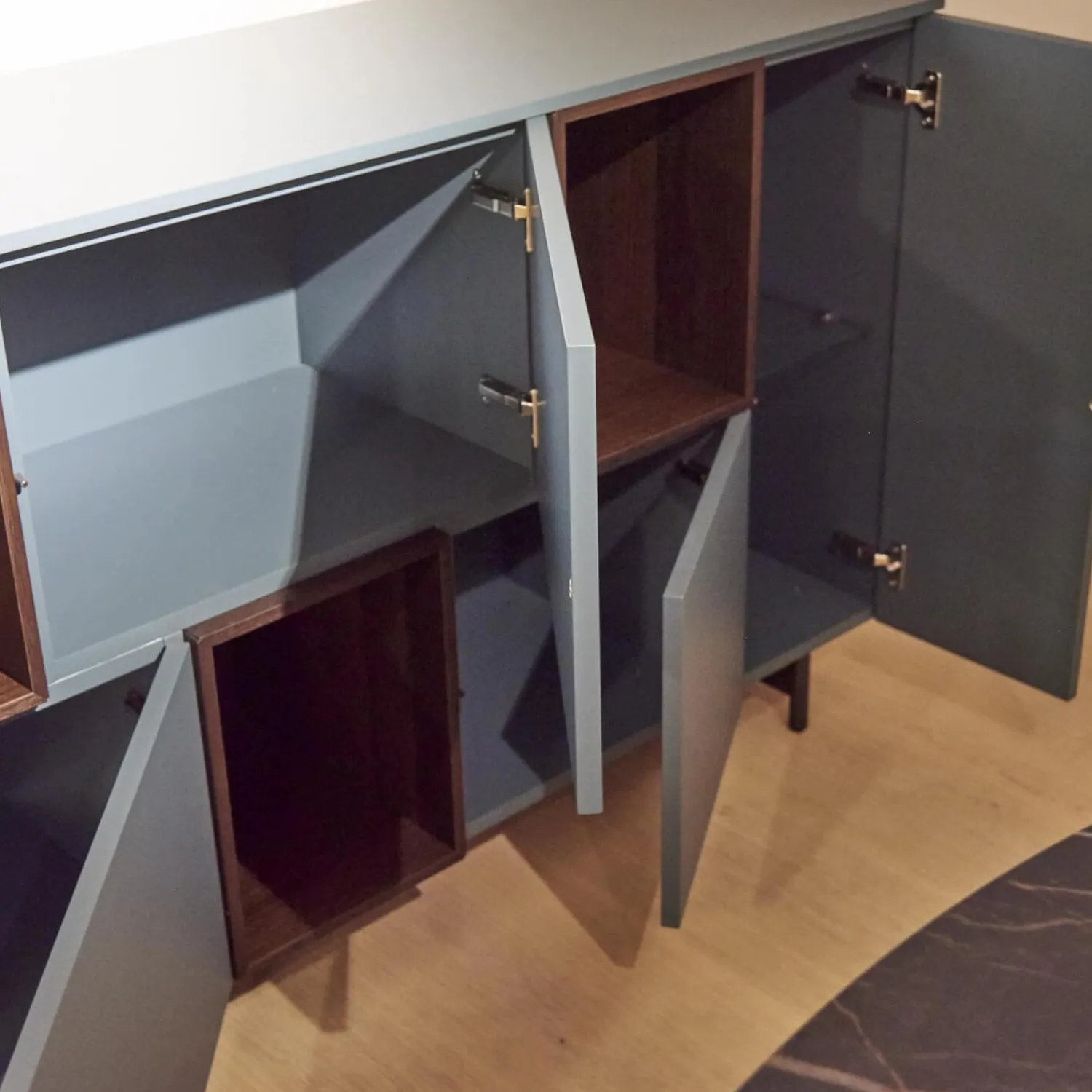 San Giacomo Kommoden & Sideboards|Sideboard Lampo Eiche Termort und Avio matt lackiert Drehtüren mit Push-Pull Öffnung Glaseinlegeböden