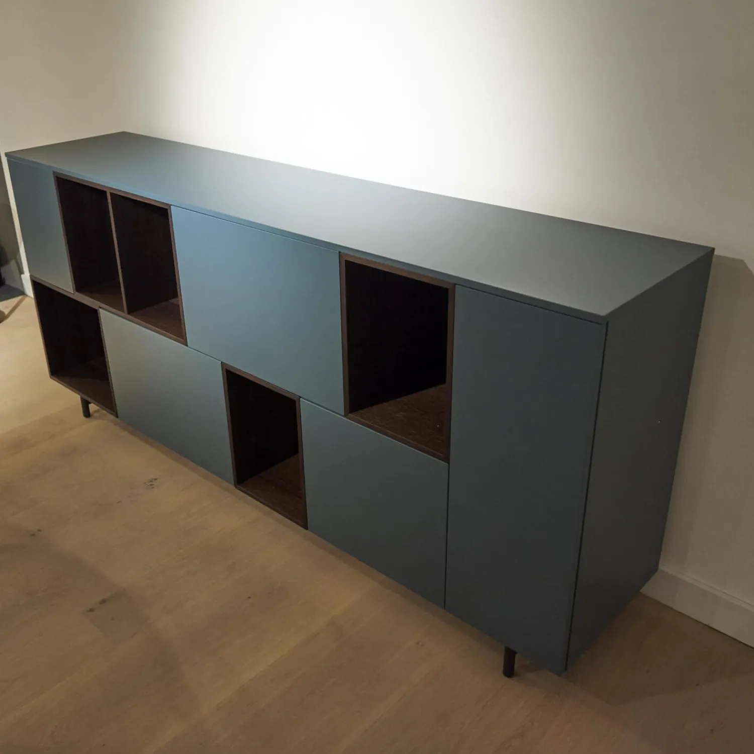 San Giacomo Kommoden & Sideboards|Sideboard Lampo Eiche Termort und Avio matt lackiert Drehtüren mit Push-Pull Öffnung Glaseinlegeböden