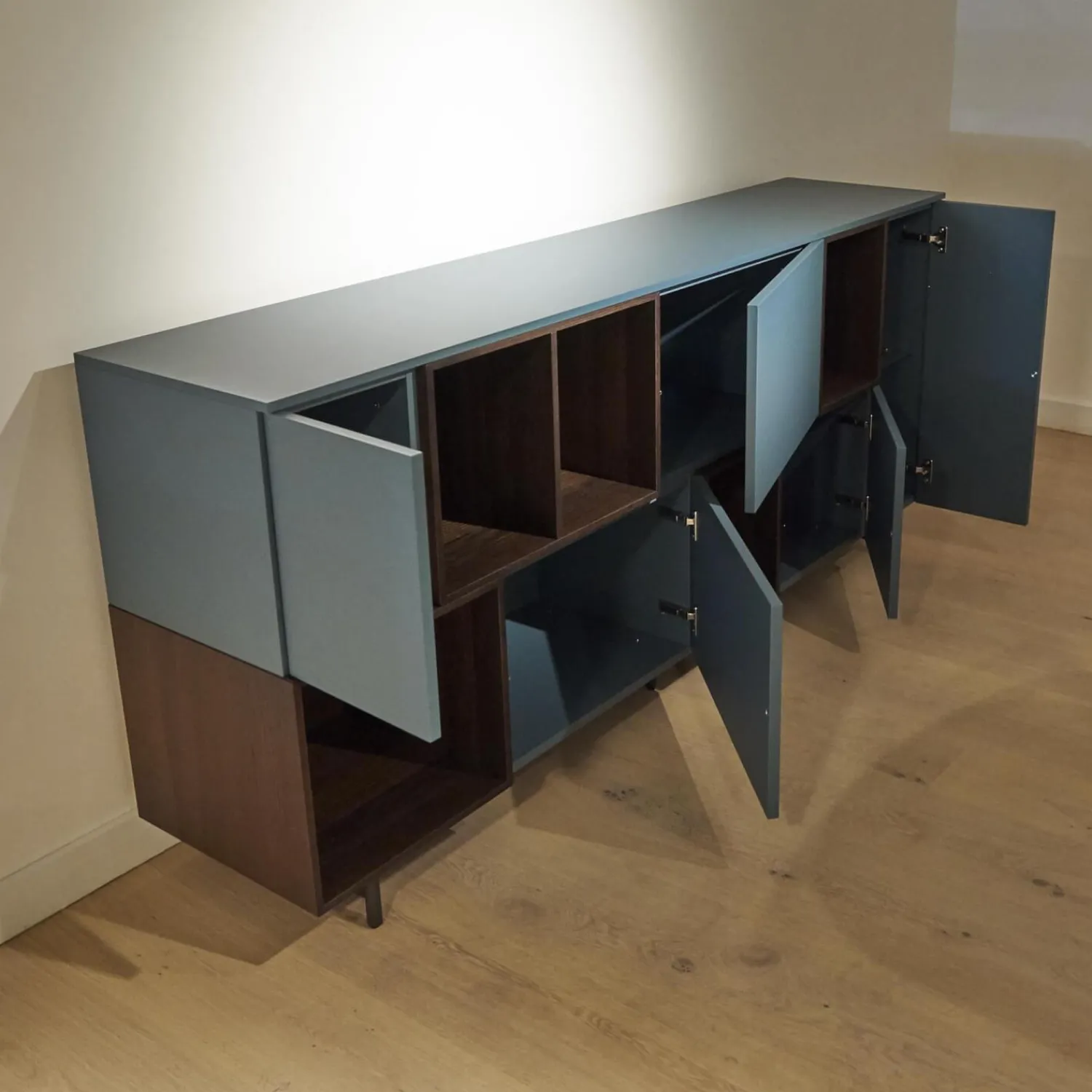 San Giacomo Kommoden & Sideboards|Sideboard Lampo Eiche Termort und Avio matt lackiert Drehtüren mit Push-Pull Öffnung Glaseinlegeböden