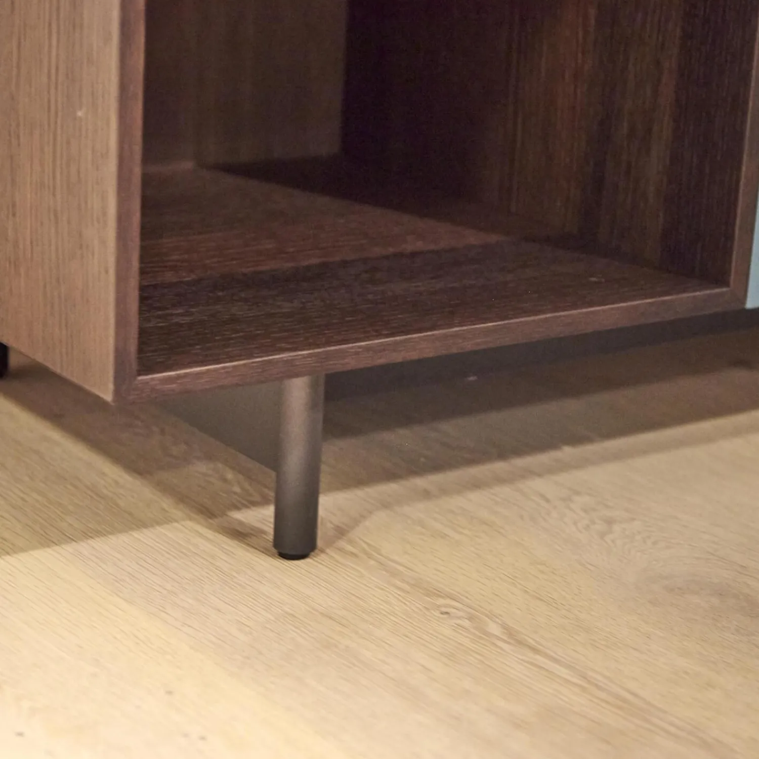 San Giacomo Kommoden & Sideboards|Sideboard Lampo Eiche Termort und Avio matt lackiert Drehtüren mit Push-Pull Öffnung Glaseinlegeböden