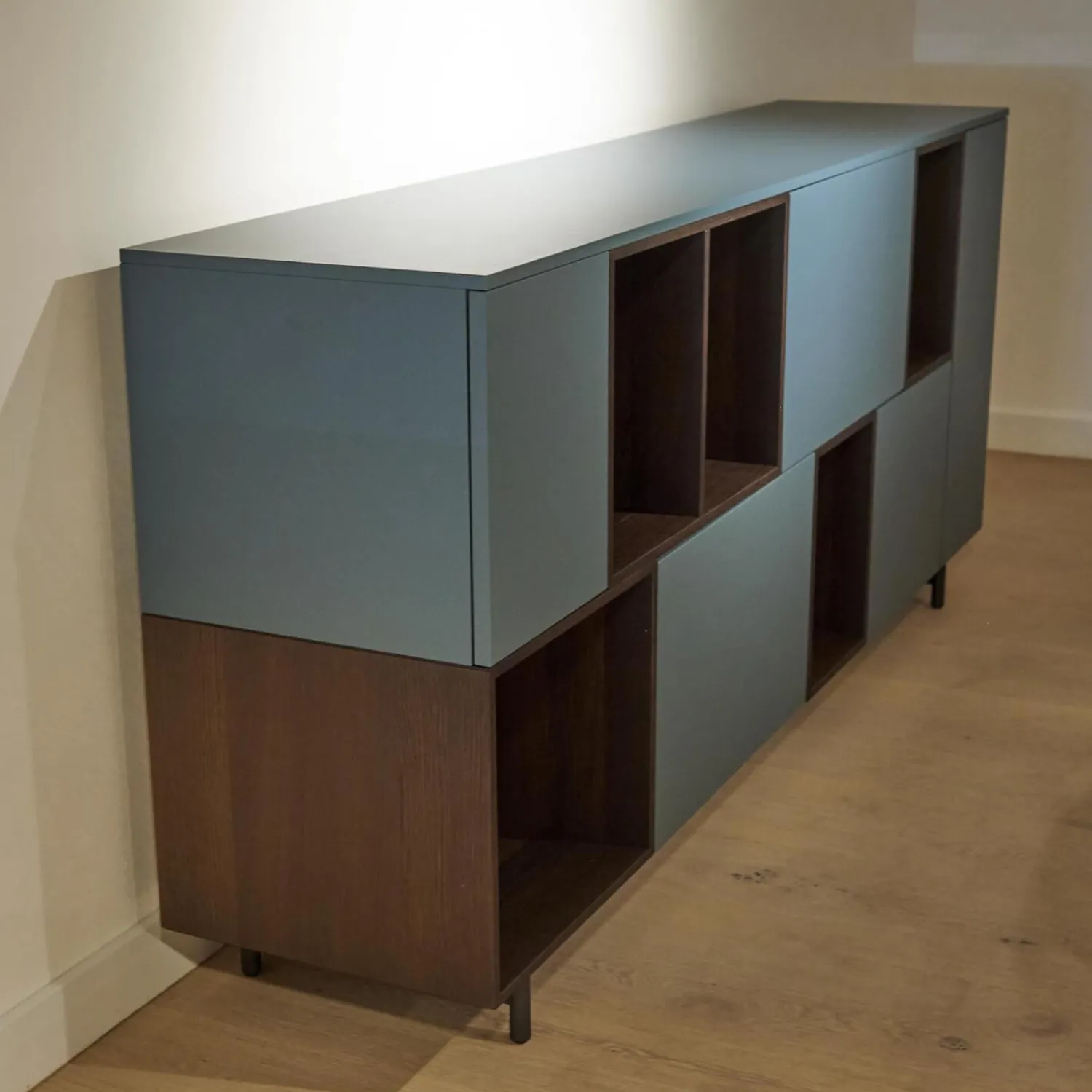 San Giacomo Kommoden & Sideboards|Sideboard Lampo Eiche Termort und Avio matt lackiert Drehtüren mit Push-Pull Öffnung Glaseinlegeböden