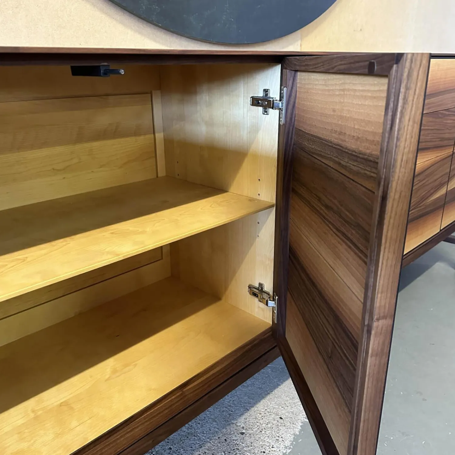 Scholtissek Kommoden & Sideboards|Sideboard Linum Astiger Nussbaum Natur Geölt Front Europäischer Nussbaum Innen Birke